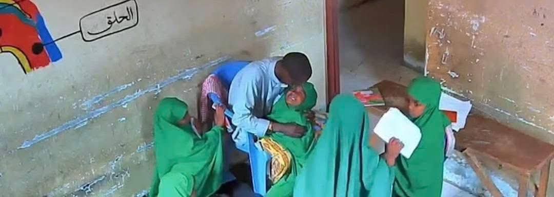 AbdullahiM96266's tweet photo. ●Dhacdo Naxdin Leh : Kamirada CCTV ayaa duubtay macalin dugsi quraan oo gacmaha la galaya marna dhunkanaya gabdho aad u da’yar. 

●Dhacdadan ayaa aad looga hadal haayo magaalada Muqdisho ayaa waxey ka dhacday degmda Wadajir 

●Ugu danbeyn dowlda ayaa xabsiga utaxbty macalinkan https://t.co/jYWabymE2u
