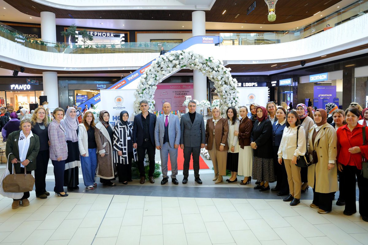 Sanata Yolculuk Sergimiz’de sanat ve emek bir noktada buluşuyor. 🎨✨

Kadınların sosyal hayata aktif katılımını desteklemek ve üretim süreçlerini görünür kılmak amacıyla hayata geçirdiğimiz bu özel sergide; örgüden seramiğe, ahşap işlerinden tekstil eşyalarına uzanan geniş bir