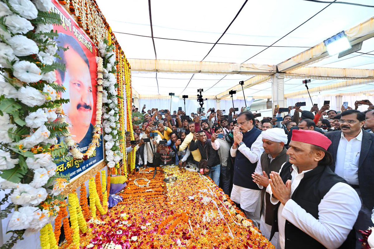 yadavakhilesh's tweet image. सहृदयता और सौहार्द की प्रतिमूर्ति घोसी के लोकप्रिय विधायक स्व. श्री सुधाकर सिंह जी हम सबकी यादों में सदैव अमर रहेंगे। उनकी जनसेवा की यात्रा को हम सब समाजवादी एक परिवार की तरह मिलजुल कर घोसी में निरंतर रखेंगे।