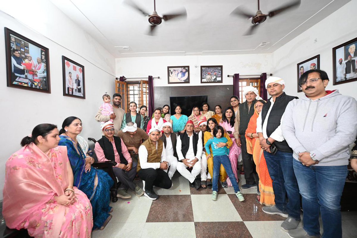 yadavakhilesh's tweet image. सहृदयता और सौहार्द की प्रतिमूर्ति घोसी के लोकप्रिय विधायक स्व. श्री सुधाकर सिंह जी हम सबकी यादों में सदैव अमर रहेंगे। उनकी जनसेवा की यात्रा को हम सब समाजवादी एक परिवार की तरह मिलजुल कर घोसी में निरंतर रखेंगे।