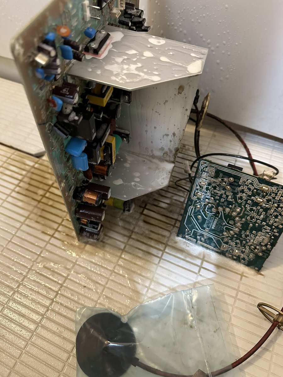 2004年のブラウン管だからね、これでも全然汚れてないよ（経験比）