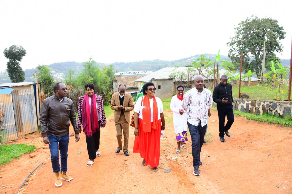 Muhangadis's tweet image. Uyu munsi, Abagize Inama Njyanama ya @Muhangadis  batangiye icyumweru cyahariwe Umujyanama n&apos;Umufatanyabikorwa bagamije kumenya ibibazo biri mu baturage no gutanga inama z&apos;uburyo bwo kubikemura no kurebera hamwe ishyirwamubikorwa ry&apos;imihigo y&apos;Umwaka wa 2025-2026.