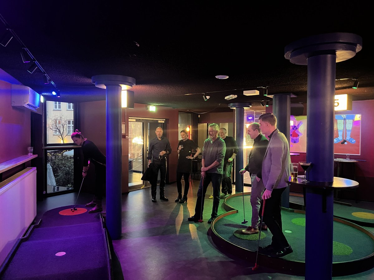 EstatePartner_'s tweet image. Når hverdagen buldrer derudaf, er det relationerne, der holder os skarpe!

Midt i decembertravlheden på kontoret tog vi os tid til at samle hele holdet til årets julefrokost. Det viste sig at være en rigtig god beslutning.

Vi havde besøg af vores kollegaer fra Tyskland, og…