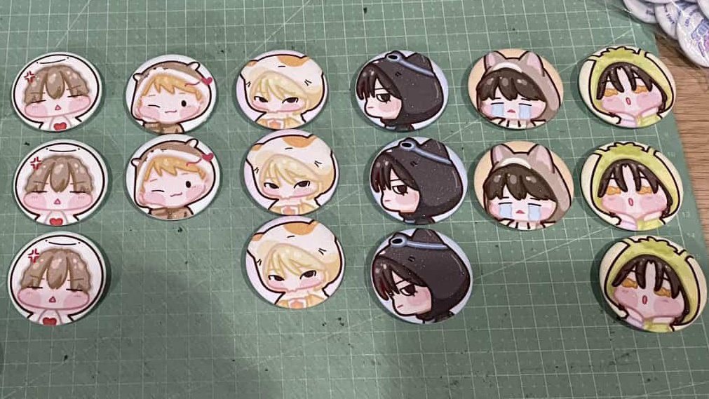 iseng cetak pin bonedo buat ots p-land hihii lucu bgt yg mau janlup mampir A20 day2 yaaa!!!  (iya cm 2 stocknya itu yg 3 1nya punya aku gweh) 

anw aku taro pinnya di form mail order yaa yg mau bisa order di link PO yg ak qrt😘