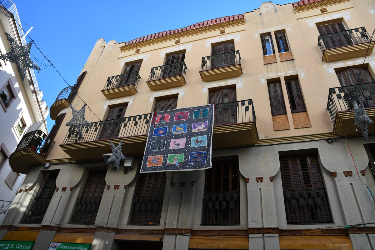 ObservatoriCat's tweet photo. Es va penjar uns dels tapissos de #IsabelPruna al Cap de la Vila de #Sitges, gràcies al col.laboració de #GassóFotograf, per fer arribar el missatge solidari des de @AjSitges i @SVS_Sitges als malalts de la #SIDA, i per homenatjar a la "mare coratge" un any més ..... https://t.co/KAIyWjdIyR