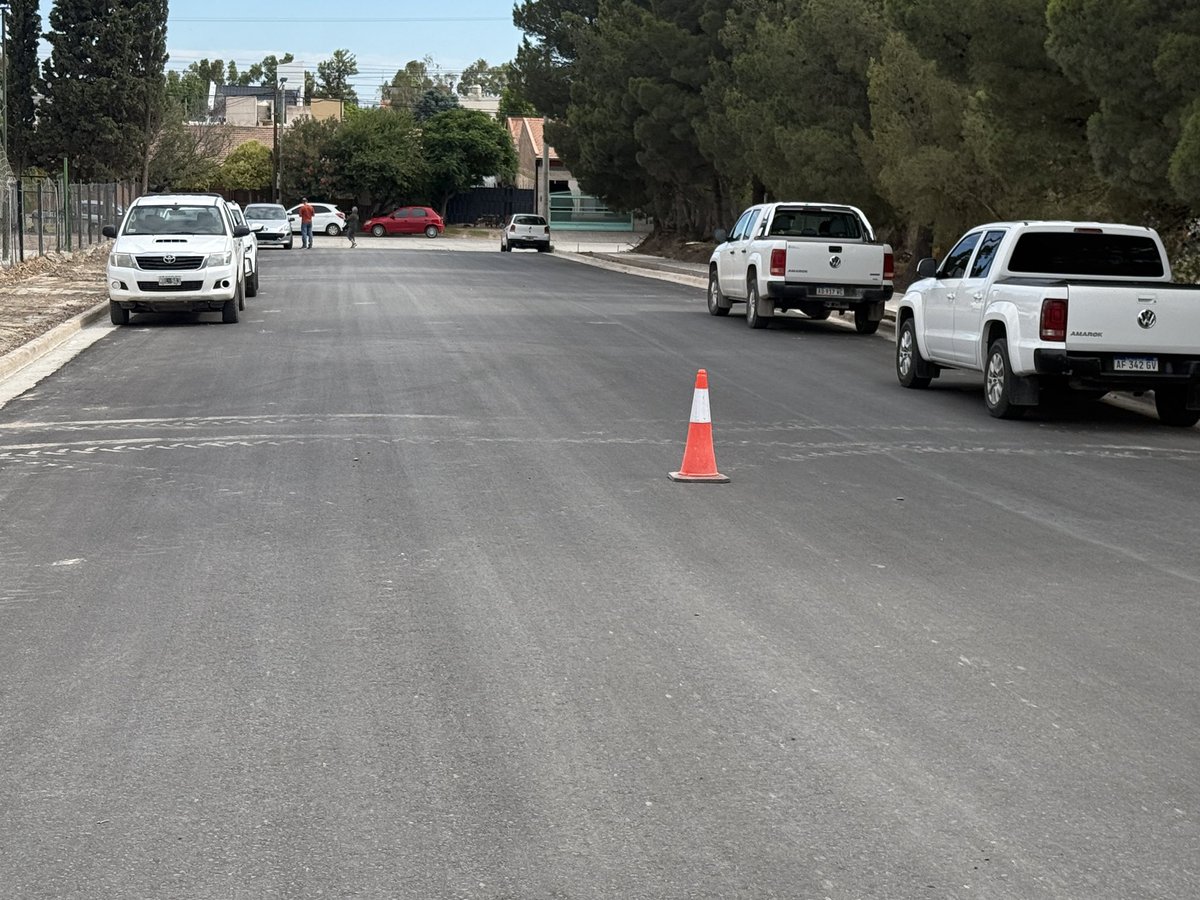 ANicolaOK's tweet photo. 🚧💪En terrazas del Neuquén mejoramos la conectividad y generamos nuevas vinculaciones con Cabellera del Frío y Soldi: pavimentamos Cabellera Esencial, Choique, abrimos Pilmaiquen, y al final de Cabellera del Frío generamos un reordenamiento de conectividad con Av. Raúl Alfonsín. https://t.co/U2SQTYRdyS