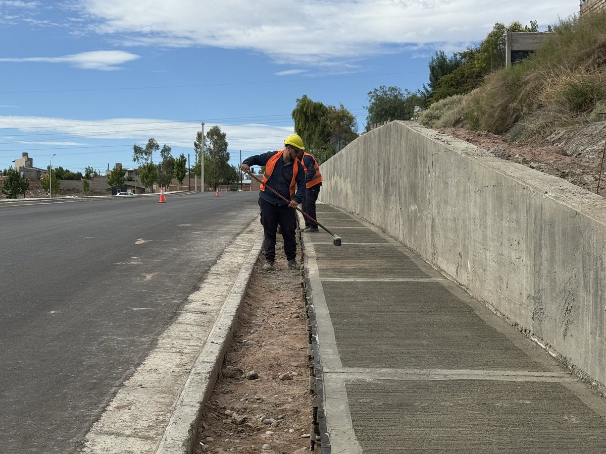ANicolaOK's tweet photo. 🚧💪En terrazas del Neuquén mejoramos la conectividad y generamos nuevas vinculaciones con Cabellera del Frío y Soldi: pavimentamos Cabellera Esencial, Choique, abrimos Pilmaiquen, y al final de Cabellera del Frío generamos un reordenamiento de conectividad con Av. Raúl Alfonsín. https://t.co/U2SQTYRdyS