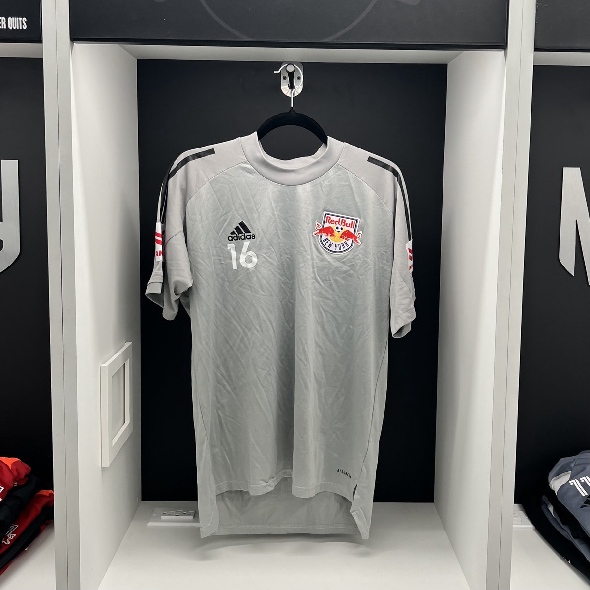 RBNYHelp's tweet image. 🎁12 Days of M+🎁
 
Day 2:       
- Winter Scarf
- Smart Notebook
- Team-Issued Training Shirt (#16)
- Oyongo Nameplate 
- Official MLS Ball (Auction)

Link: newyorkredbullsmembers.com/login