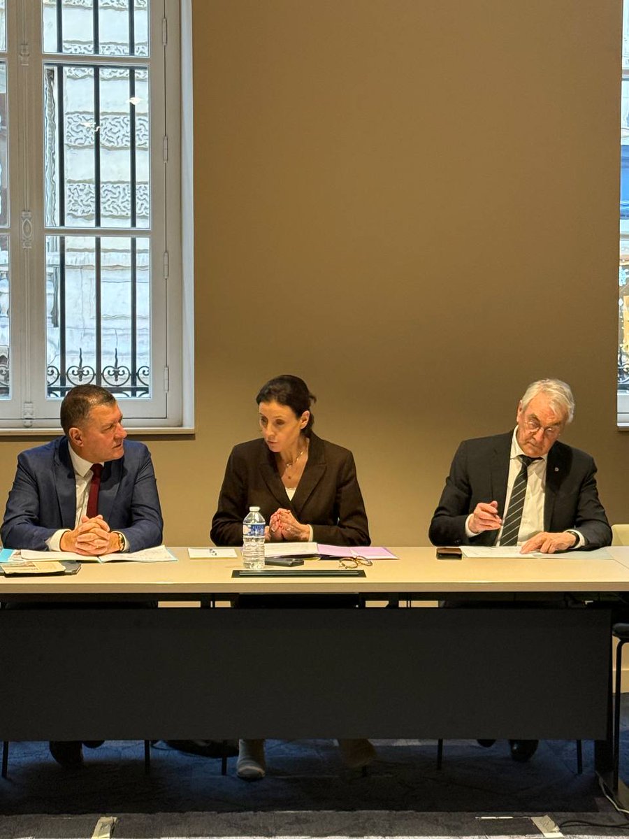 JF_Rousset2's tweet photo. GE Alzheimer🧠 

Merci à la Ministre @lecocqcharlotte pour sa présentation de la Stratégie nationale Maladies Neurodégénératives 2025-2030. 

Le #PLFSS 2026 y consacre 28 millions d'euros !

Il faut voter ce texte pour ne pas perdre ces investissements. Il n'y a pas de plan B ! https://t.co/G4wV9E0Rex