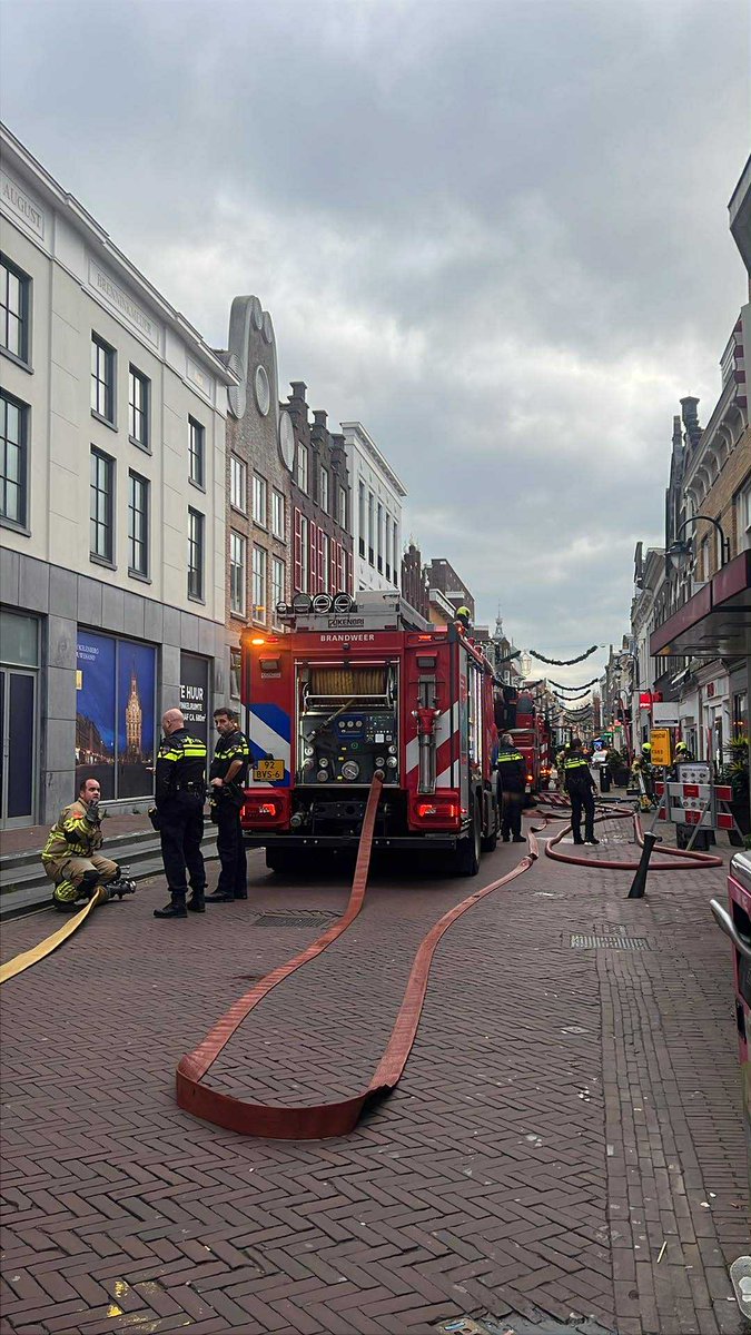Grote brand boven winkel in Gouda