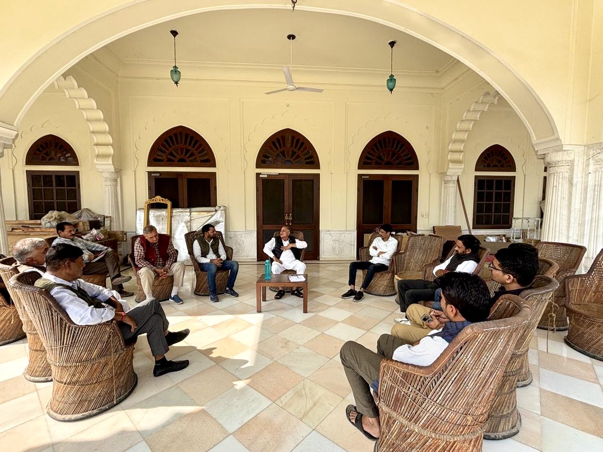 📍 मुहाना आवास, जयपुर

जयपुर देहात पश्चिम से कांग्रेस जिलाध्यक्ष के रूप में निर्वाचित होने के बाद शुभकामनाओं के साथ पधारे सभी पदाधिकारियों, कार्यकर्ताओं और साथियों के स्नेह, विश्वास और सम्मान के लिए हृदय से आभार।

यह दायित्व मेरे लिए सम्मान के साथ-साथ संगठन की मजबूती के प्रति नई