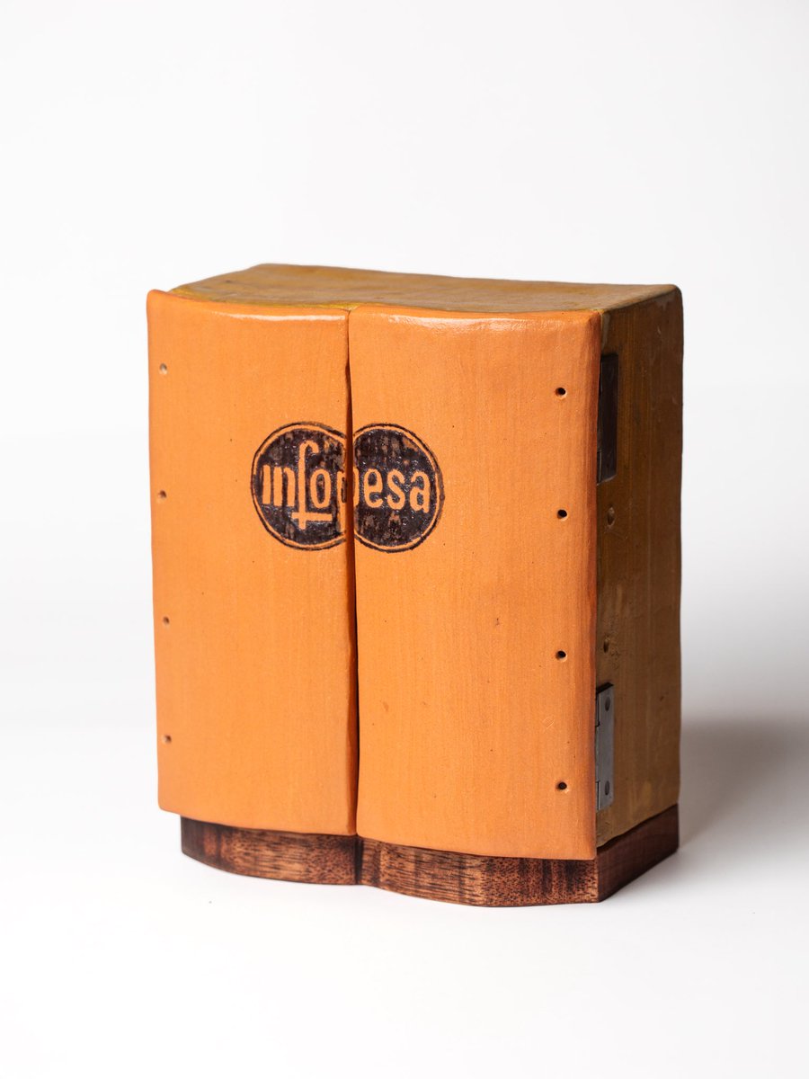 INFOPESA's tweet image. Retablo Infopesa -pieza q evoca nuestra antigua fábrica d los años 70.El retablo rinde homenaje a artistas que iniciaron su trayectoria con nosotros: @losmirlos , #lospastelesverdes, #cuartetocontinental y @aguamarinaof  x: Javier Bravo de Rueda , Aileen Gavonel - #tallerdosrios