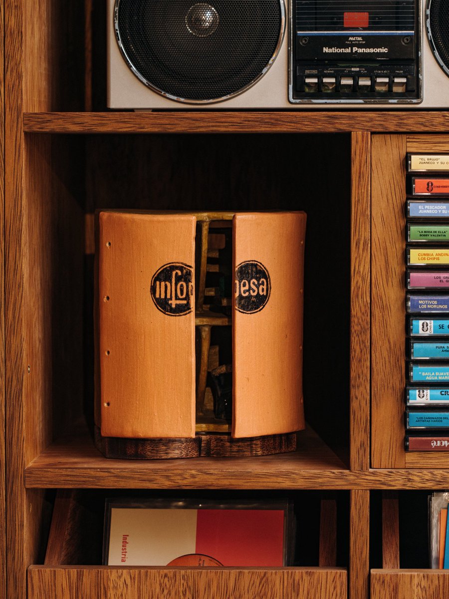 INFOPESA's tweet image. Retablo Infopesa -pieza q evoca nuestra antigua fábrica d los años 70.El retablo rinde homenaje a artistas que iniciaron su trayectoria con nosotros: @losmirlos , #lospastelesverdes, #cuartetocontinental y @aguamarinaof  x: Javier Bravo de Rueda , Aileen Gavonel - #tallerdosrios