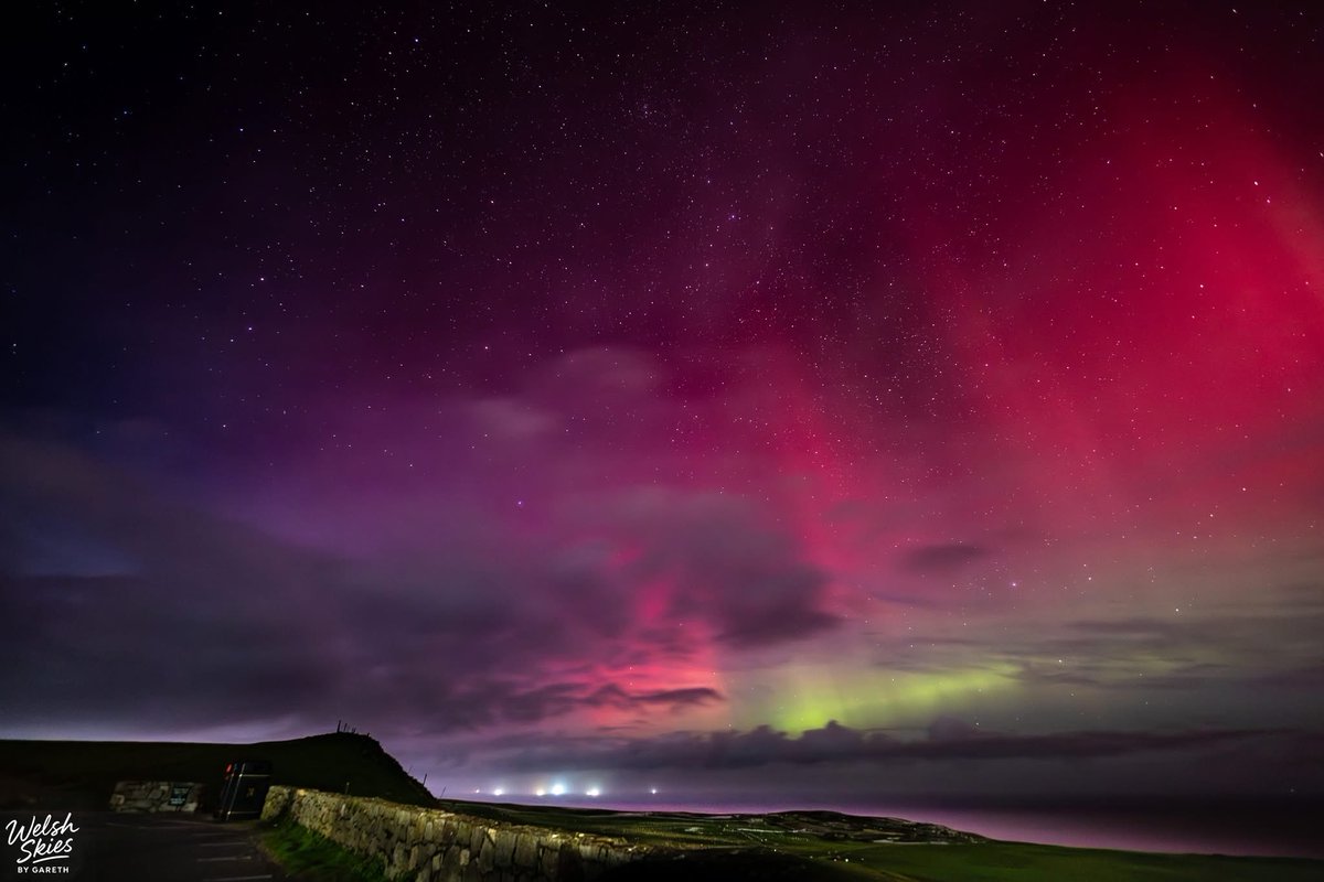 CRy3Gen's tweet photo. Northern Lights on the Great Orme 12-11-25 also a Meteor in 3rd Pictures 
#NorthernLightsVN #Aurora https://t.co/U803Fy3rGU