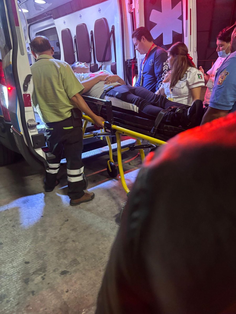 AbbyPelayo2's tweet photo. Es indignante el trato hacia quienes están ahí apoyando. Merecen respeto y condiciones dignas.
Ayuden a difundir.

#FIL #Guadalajara #Injusticia #NoALaViolencia #ServicioSocial #TráficoZMG @Trafico_ZMG https://t.co/bHMtx7xvC7