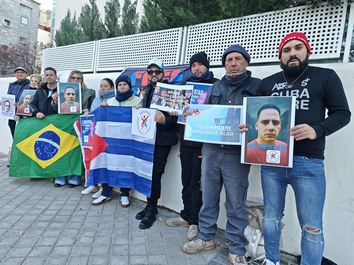 lachy77's tweet photo. Hoy nos reunimos en la embajada castro comunista para seguir denunciando sus crímenes con el pueblo cubano, en el mismo día en que #YosvanyRosell depuso su huelga de hambre pero #LuisMa comienza un ayuno en señal de protesta política...Hay que seguir haciendo lo que se pueda. https://t.co/da6VEcAchT
