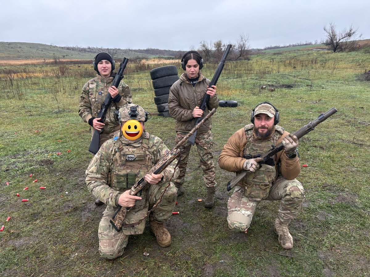 Po pár hodinách spánku vyrazím do sklepa, kde máme provizorní kuchyň. Pustím si na telefonu rádio Impuls, abych měl alespoň nějaký kontakt s ČR. Po chvíli práce budí všechny v domě vůně bramboráků a začínají se stahovat za mnou. Proběhne rychlá snídaně a vyrážíme opět na polygon.