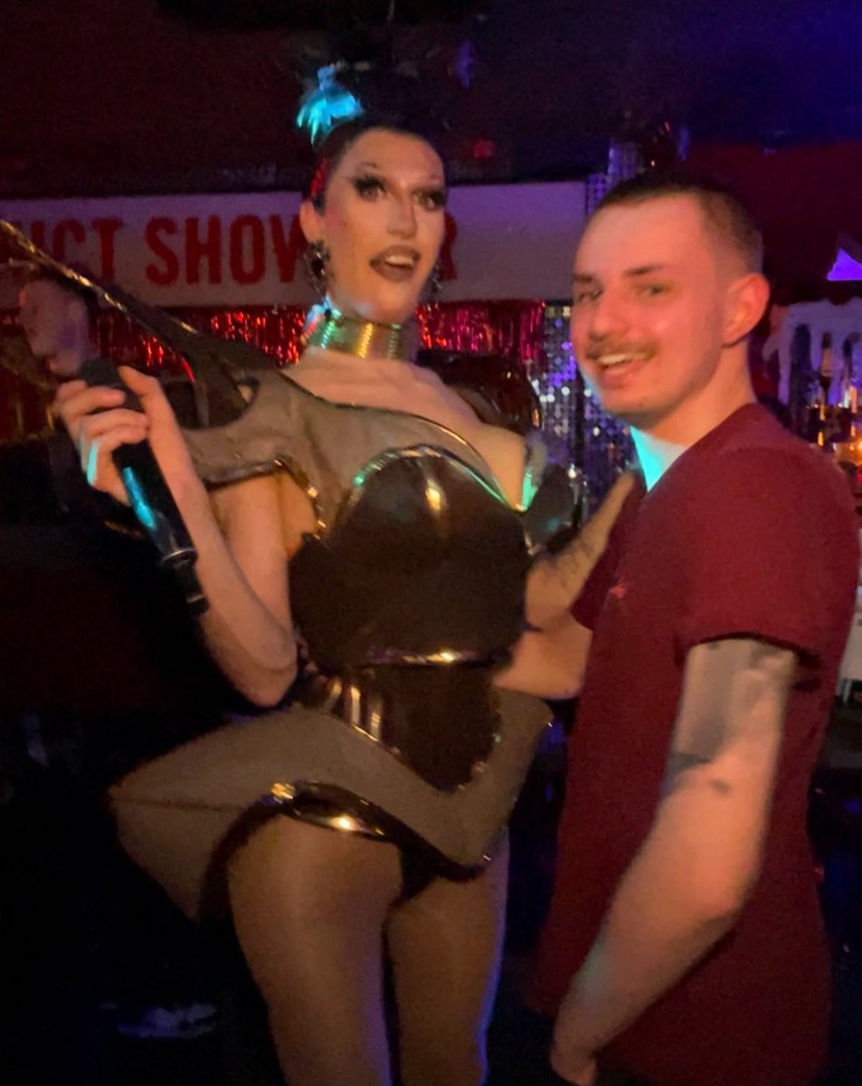 canigetitjames's tweet image. So much love for this queen and how included she makes me feel at her shows, #teamsilllexa forever 💙