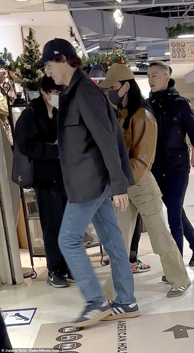 tudokatysite's tweet image. Katy Perry e Justin Trudeau foram fotografados durante passeio em Tóquio, no Japão.