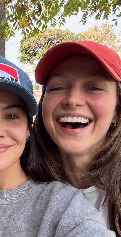 MELISSA CON GORRITA LOML