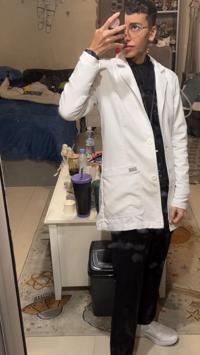 LE89_'s tweet image. أشعر الآن بأن نهاية رحلة طويلة تقترب، بعد سنوات من التعب والمثابرة والدروس التي صنعت مني ما أنا عليه اليوم، تبقى لي خطوات قليلة فقط لأقف على منصة التخرج وأستقبل ثمرة جهدي واجتهادي. مشواري الدراسي لم يكن سهلاً، لكنه كان مليئًا بالتحديات التي صقلت شخصيتي وعلمتني الصبر والإصرار