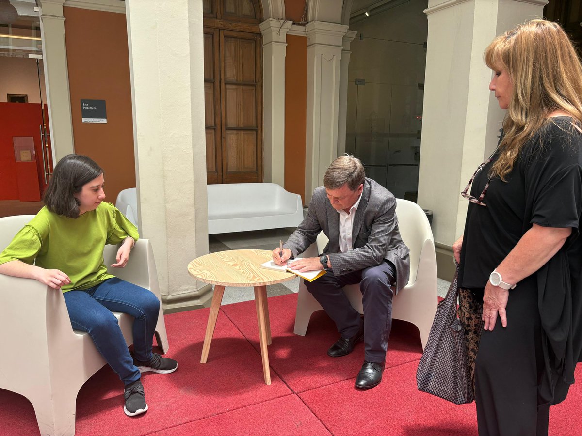 En conversatorio “Aprender a vivir después de un golpe” en <a href="/ucatolica/">Universidad Católica</a> .
Agradecido x oportunidad de compartir experiencia detrás del libro “La vida golpea (a veces demasiado) fuerte” y de encontrarnos en torno al duelo y la esperanza.
Gracias <a href="/paulapalaciosm/">Paula Palacios</a> y los participantes.