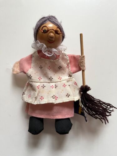 Tabbiecat4's tweet image. Sold - FINGER PUPPET - GRANNY (FIESTA CRAFTS)...
#PUPPET #Collectibles