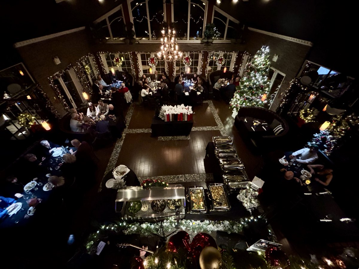 VanPolicePipeBand tweet media