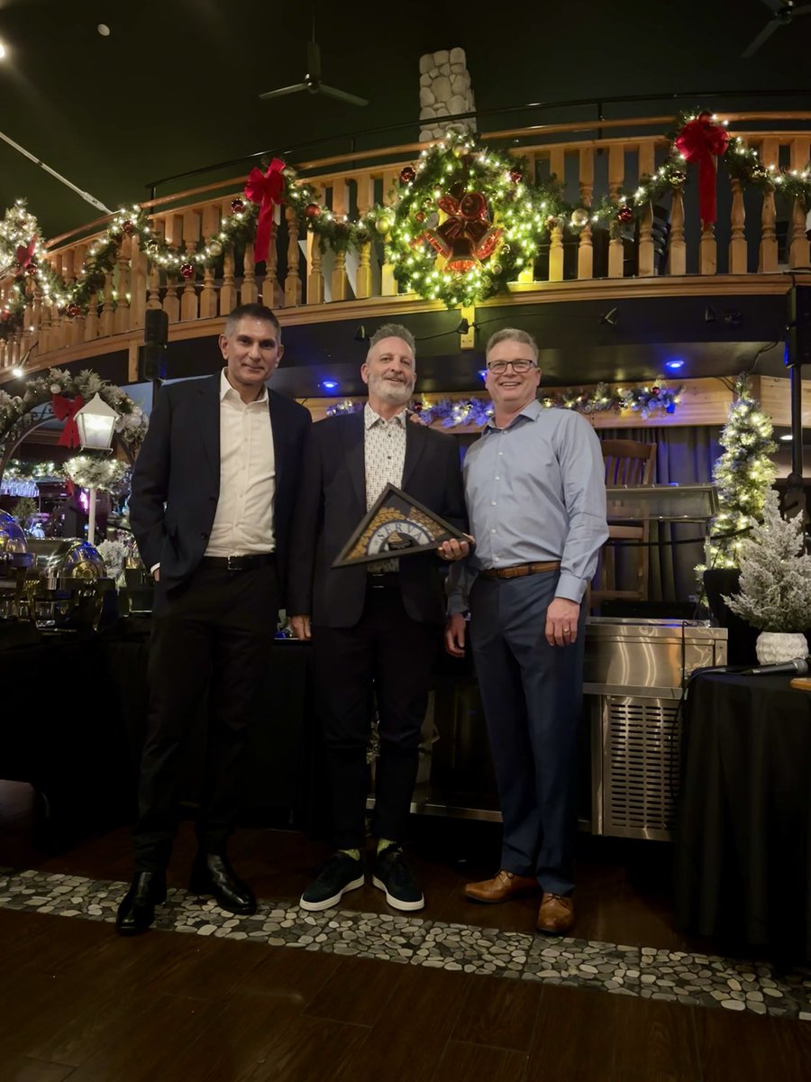 VanPolicePipeBand tweet media