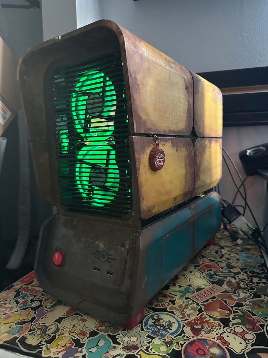 XPCMTeam's tweet image. Vault-tec themed 3D-printed PC by Rachel C 😲😍👍

#pcbuild #pcsetup #pcmodding #gamingpc #custompc #xpcm #vaulttec #fallout #3dprinted
