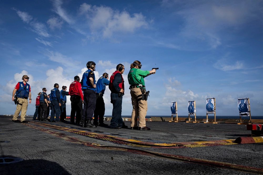 USFleetForces's tweet image. On target. 🎯 

📍 CARIBBEAN SEA -  U.S. Sailors, assigned to the Iwo Jima Amphibious Ready Group, fire the M9 pistol on a live-fire aboard Wasp-class amphibious assault ship USS Iwo Jima (LHD 7) while underway in the Caribbean Sea, Nov. 19, 2025.
