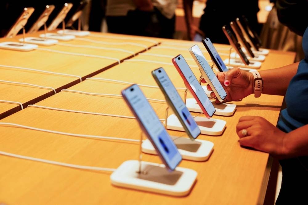GulfTimes_QATAR's tweet image. #Apple does not plan to comply with a #mandate to preload its #smartphones with a state-owned cyber safety app and will convey its concerns to #New_Delhi, three sources said, after the government's move sparked surveillance concerns and a political uproar.