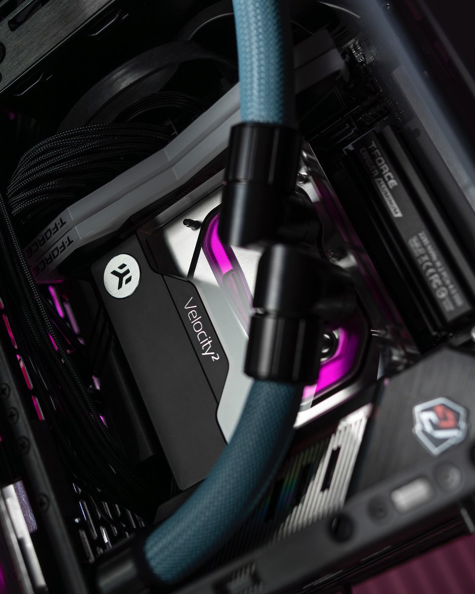 XPCMTeam's tweet image. Lian Li Q58 PC build by @liquidhaus 😍🔥

#pcbuild #pcsetup #pcmodding #gamingpc #custompc #xpcm #watercooling #customloop #liquidhaus #lianli #bitspower