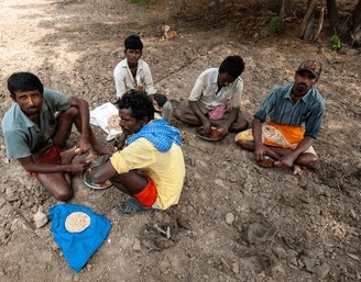 Yashvi957705's tweet image. 5.7% salaried, 67% casual labour, 3M migrants per year
Yeh hi log subah-subah ghutkha + Pawan Singh se dihaadi start karte hain - Power Starter 🤡
Views toh high honge hi…
Dihaadi Starter audience sabse zyada hoti hai 💀💀
#ElvishYadav #PawanSingh 
#AukaatKeBahar