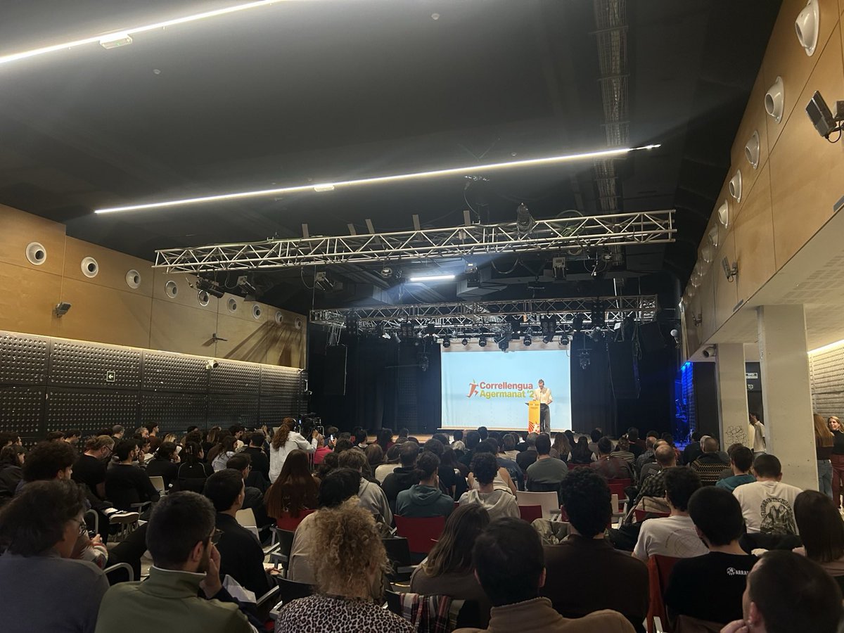 SuCapellades's tweet photo. Avui s'ha presentat el @Correllengua_, una iniciativa impulsada per diverses joves i entitats d'arreu dels Països Catalans per recórrer el territori en defensa de la unitat de la llengua! Un bocí d'esperança davant de tanta foscor. Amunt!! ✊🏼 https://t.co/JU98iEwHaK