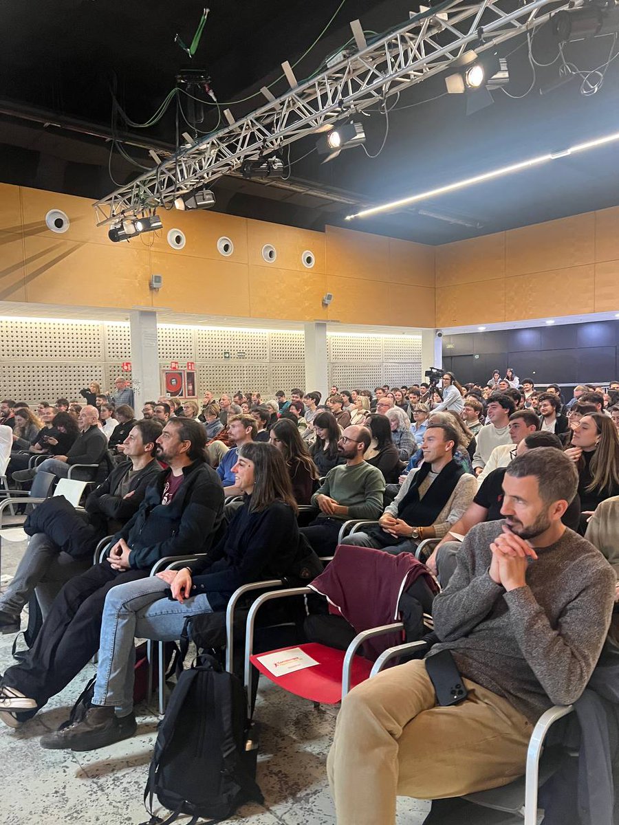 SuCapellades's tweet photo. Avui s'ha presentat el @Correllengua_, una iniciativa impulsada per diverses joves i entitats d'arreu dels Països Catalans per recórrer el territori en defensa de la unitat de la llengua! Un bocí d'esperança davant de tanta foscor. Amunt!! ✊🏼 https://t.co/JU98iEwHaK
