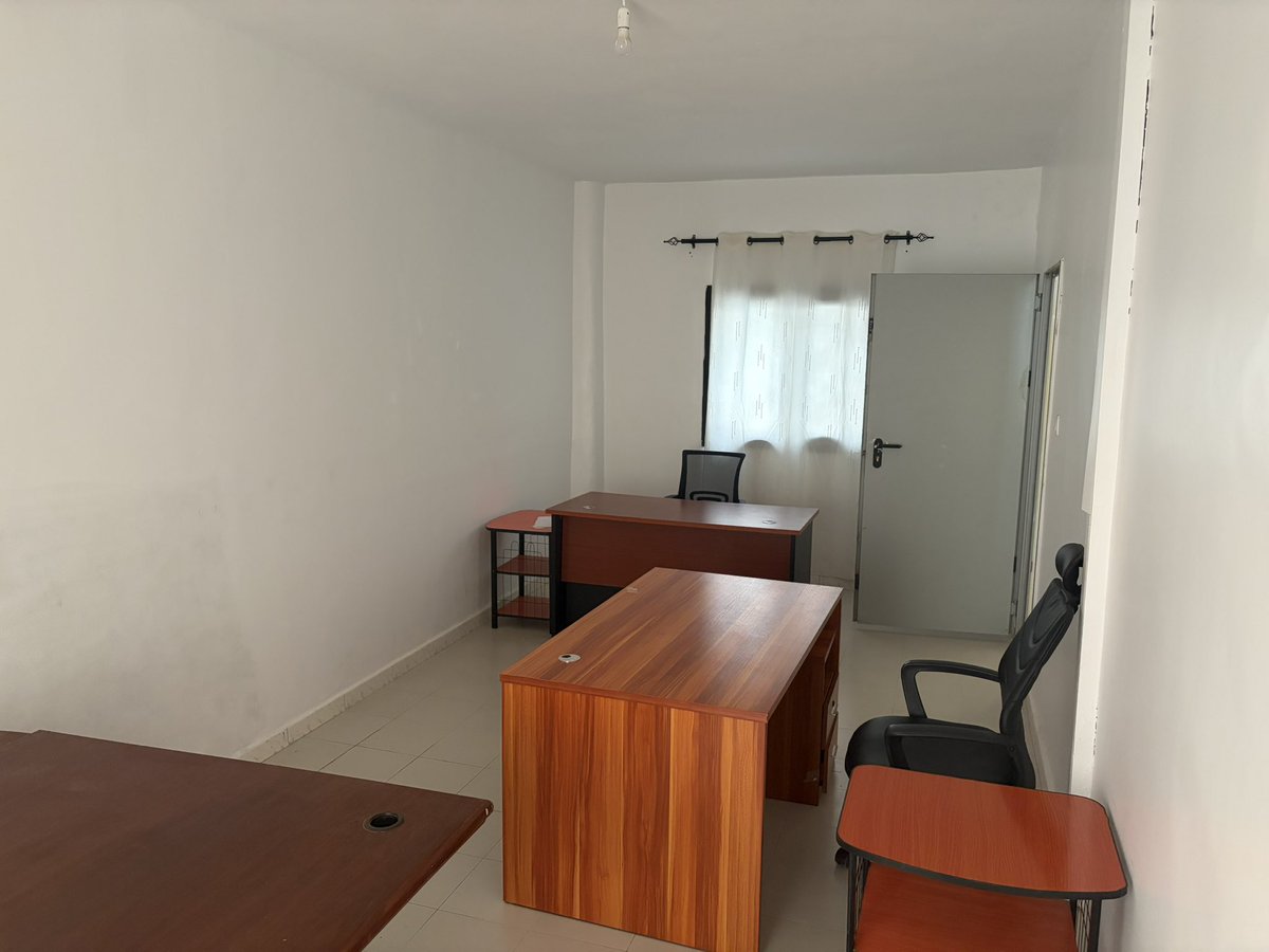 Niintche's tweet photo. Nous venons d’aménager nos bureaux à Dakar à Ngor/Alamadies. Les premiers locaux de l’Association @Simpleactioncit vous êtes tous les bienvenus pour vos réunions, rencontres, co-working….
Rendez vous dans quelques jours pour nos premiers ateliers de formations d’incubations de connections et surtout de réinsertion.
Une citoyenneté active au service des communautés 🇸🇳✌🏼
#Deurkiss