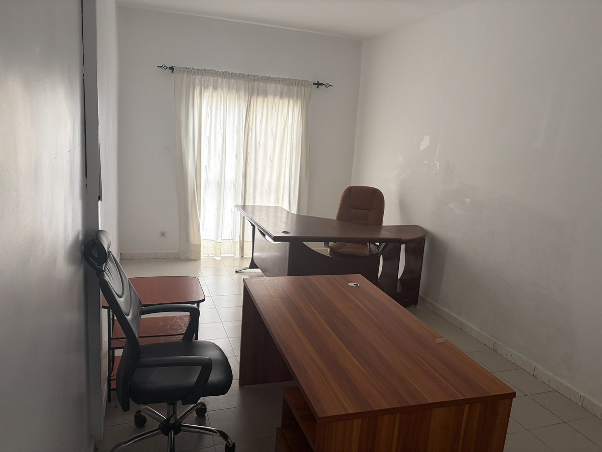 Niintche's tweet photo. Nous venons d’aménager nos bureaux à Dakar à Ngor/Alamadies. Les premiers locaux de l’Association @Simpleactioncit vous êtes tous les bienvenus pour vos réunions, rencontres, co-working….
Rendez vous dans quelques jours pour nos premiers ateliers de formations d’incubations de connections et surtout de réinsertion.
Une citoyenneté active au service des communautés 🇸🇳✌🏼
#Deurkiss