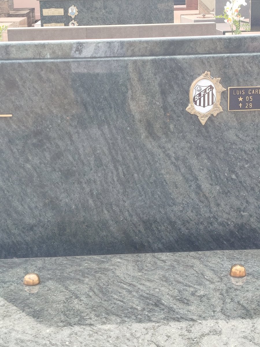 De férias no trabalho, resolvi dar uma passada no cemitério, pra visitar meu avô que se foi esse ano 

Acho sempre curioso que ele preferia uma foto do Santos do que dele na sepultura. 
Felizmente ele já está descansando e não sofrendo a mesma ansiedade que eu pra amanhã