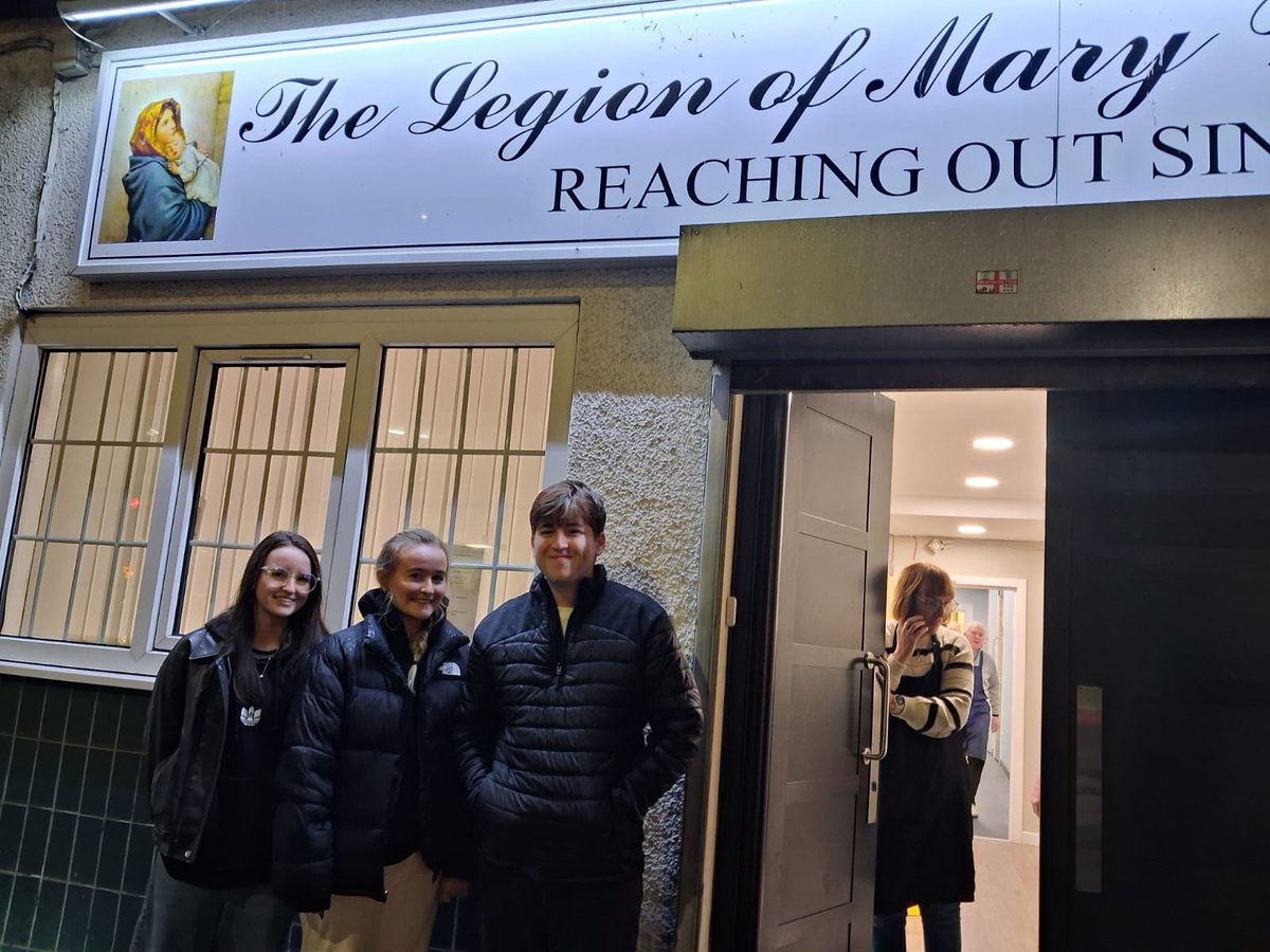 SASB_RMCE's tweet photo. Another evening of service for our @sasbhighschool Caritas candidates at the Wayside Club.  Thanks to Fr Colm and Mr Nelson for accompanying our young people 🙏 @SCESDirector @motherwellre https://t.co/E90Bl26cwz