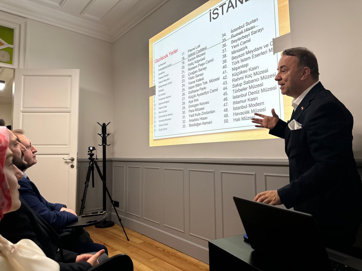 "İstanbul Söyleşileri" serimizin ilk durağında, Dr. Nedret Apaydın hocamızla birlikte yaşadığımız şehrin derinliklerine indik.
Tarih, kültür ve şehir bilinci üzerine gerçekleştirdiğimiz bu verimli sohbette; İstanbul’un dününe, bugününe ve taşıdığı mirasa dair kıymetli notlar