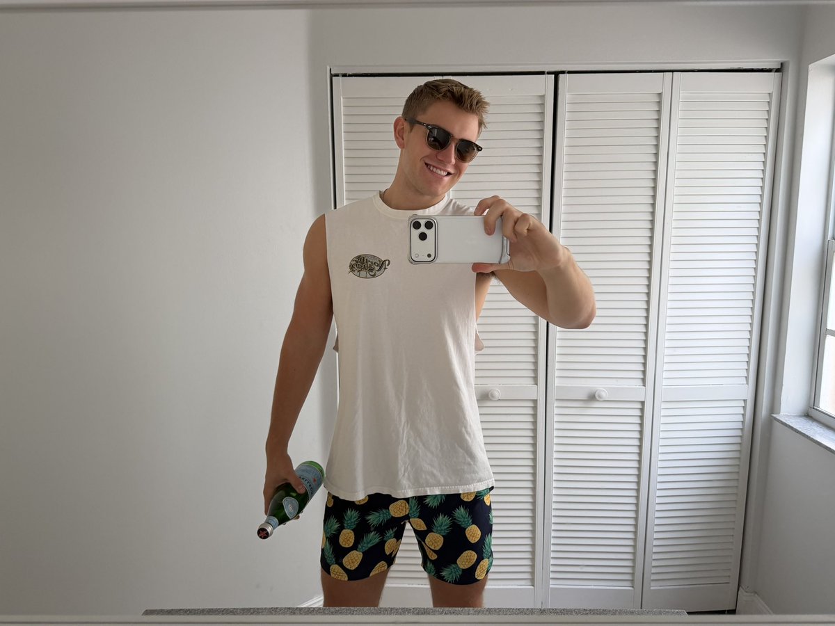 While you’re at work I’m at the beach staying a tanned jock for you to come home and goon to😂
Now where’s my Chipotle lunch money