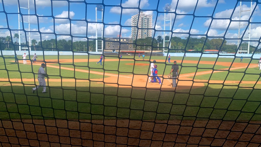 Ya tenemos ventaja en la primera entrada  de 2 x 1 frente a los Cazadores de Artemisa 💪 #VamosToros