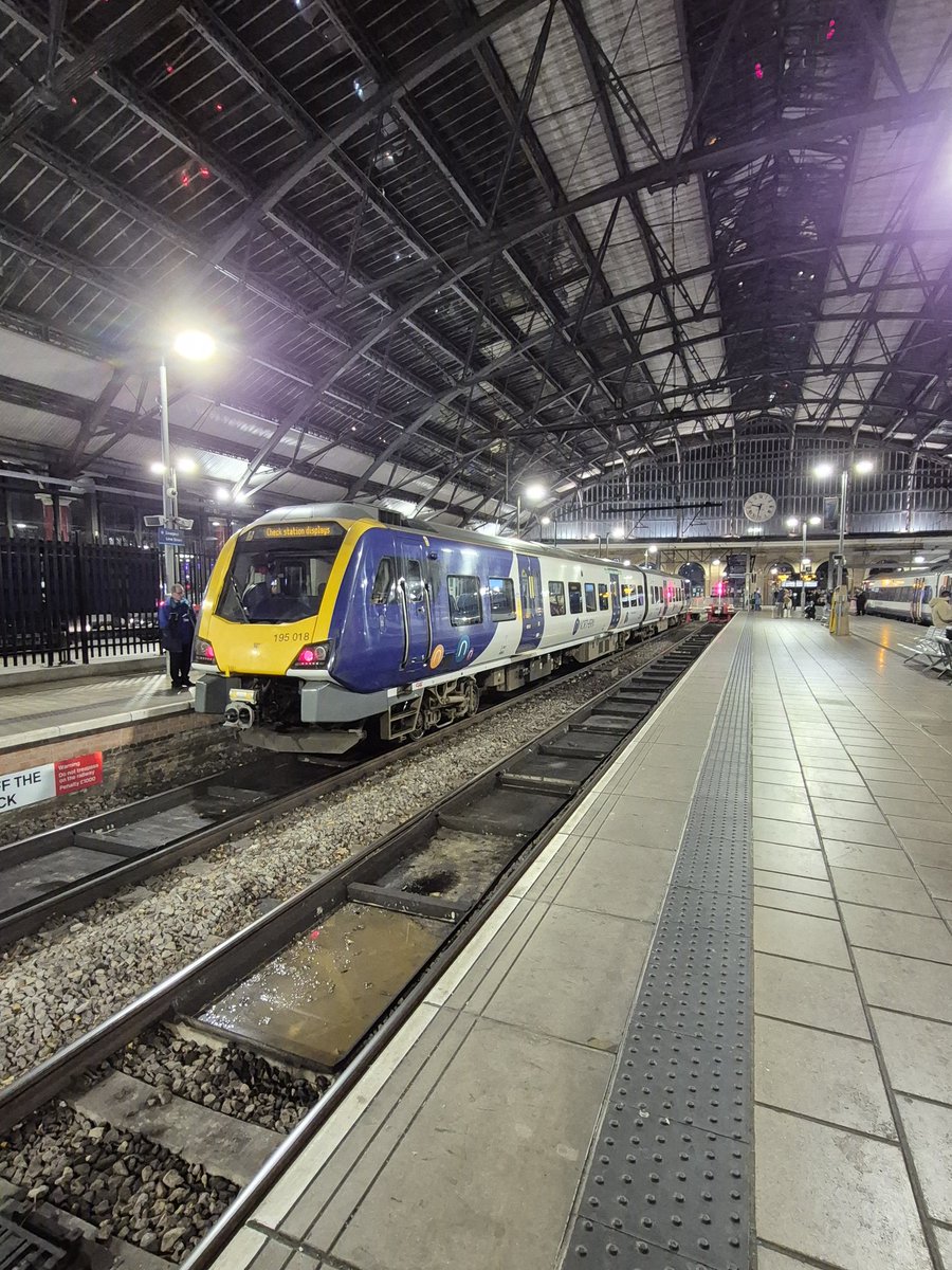 Westfield113594's tweet image. 195 018 at Liverpool Lime Street on 21st November 2025 my pic 
#class195 #LiverpoolLimeStreet