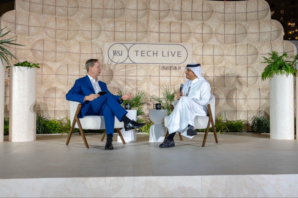 شهدت اليوم افتتاح مؤتمر وول ستريت جورنال تك لايف قطر 2025، الذي تستضيفه دولتنا للمرة الأولى في الشرق الأوسط وشمال إفريقيا، بمشاركة أكثر من 200 من كبار القادة التنفيذيين والمستثمرين عالميًا. ويمثل المؤتمر منصة مهمة لبحث دور التكنولوجيا في مستقبل الأعمال وتعزيز مكانة قطر الرقمية.