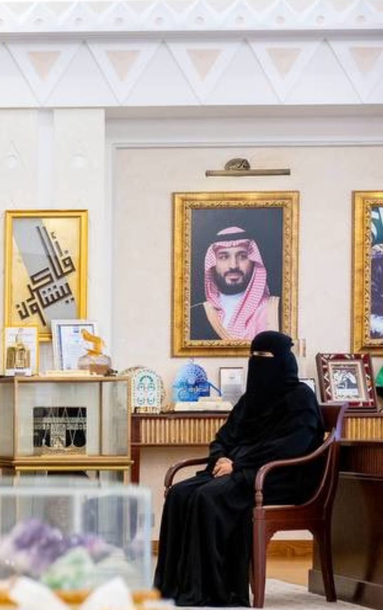 ما شاء الله..🌸
شهادة عليا، وجاه ومنصب، وخدمة دين، وخدمة وطن، وستر وعفاف وحشمة.🇸🇦
"البروفيسوره فاطمة بنت محمد الفريحي" وكيل الإمارة المساعد للشؤون التنموية بإمارة منطقة #القصيم
يا رب.. 🤲 تحفظها، وتزيدها من نعيمك ومن فضلك، وتوفقها لخدمة دينها ووطنها.
#بس_حبيت_اقول