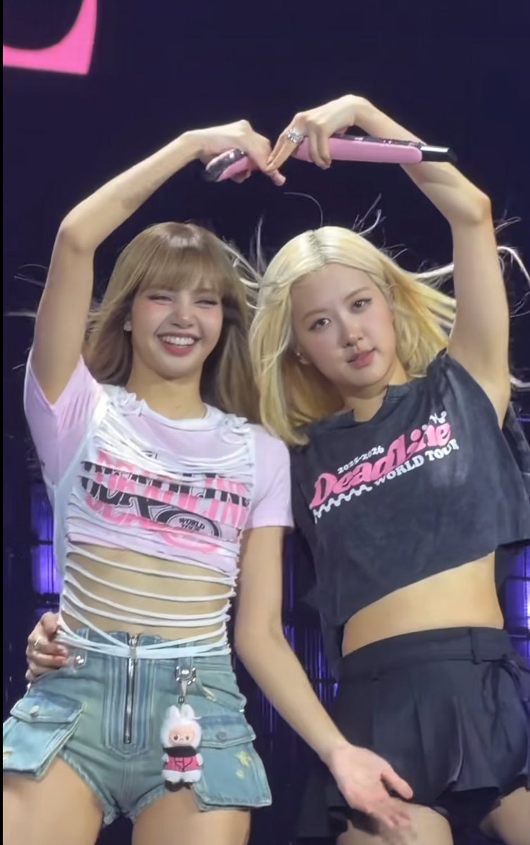 chaelisasbrasil's tweet photo. [📸] Momentos Chaelisa nos shows de Singapura pela Deadline World Tour. 💕 — Thread (Parte 1)

#ROSÉonTour #LISA #CHAELISA
#DEADLINE_IN_SINGAPORE https://t.co/TtGVOtXI8c