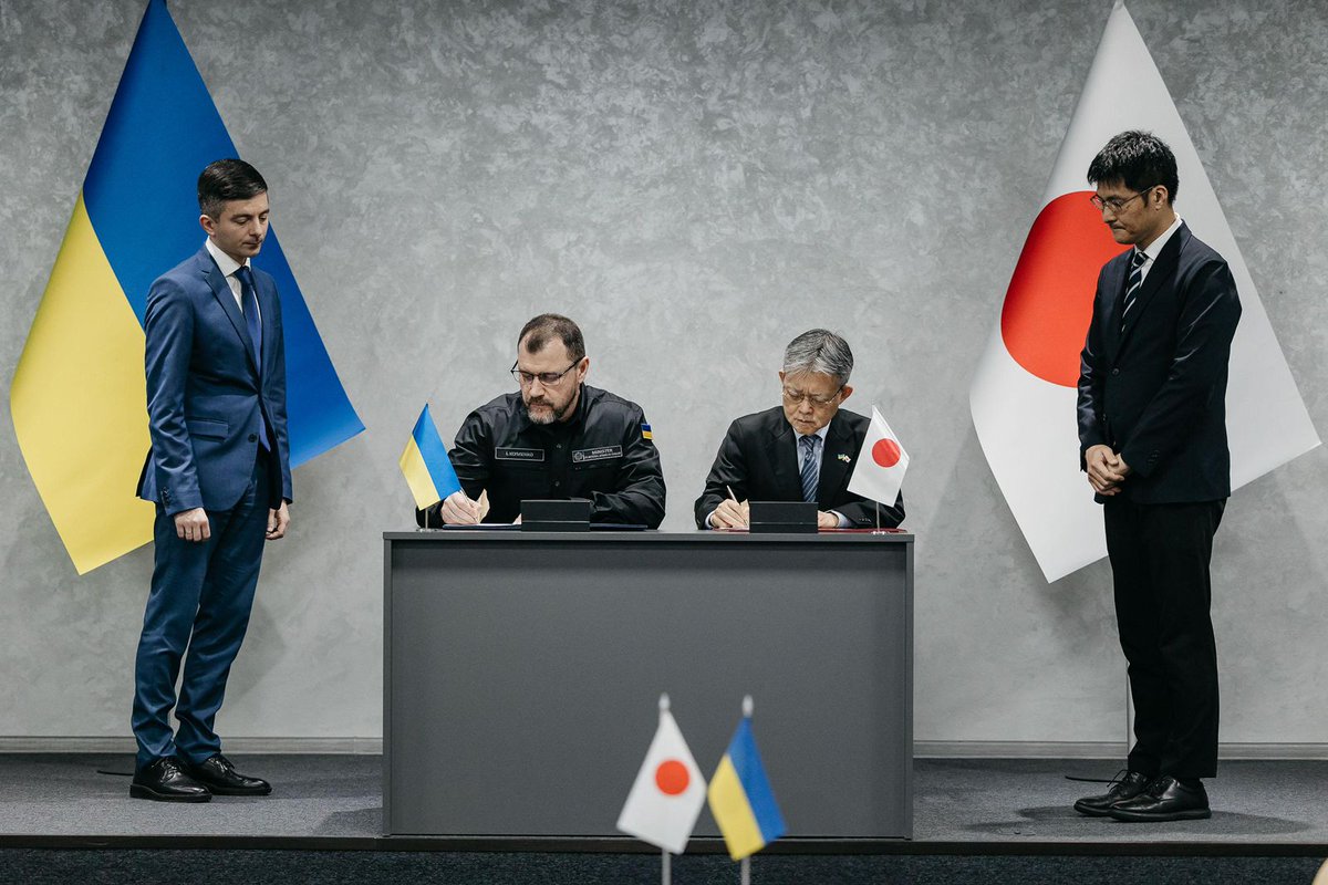 JPEmbUA's tweet image. Сьогодні Посол Накаґоме та Міністр @MVS_UA Клименко підписали Угоду про надання гранту, основною метою якого є посилення спроможностей 🇺🇦 в гуманітарному розмінуванні та підтримка медичних закладів МВС. 🇯🇵  і надалі непохитно підтримуватиме 🇺🇦 заради її безпечного майбутнього.