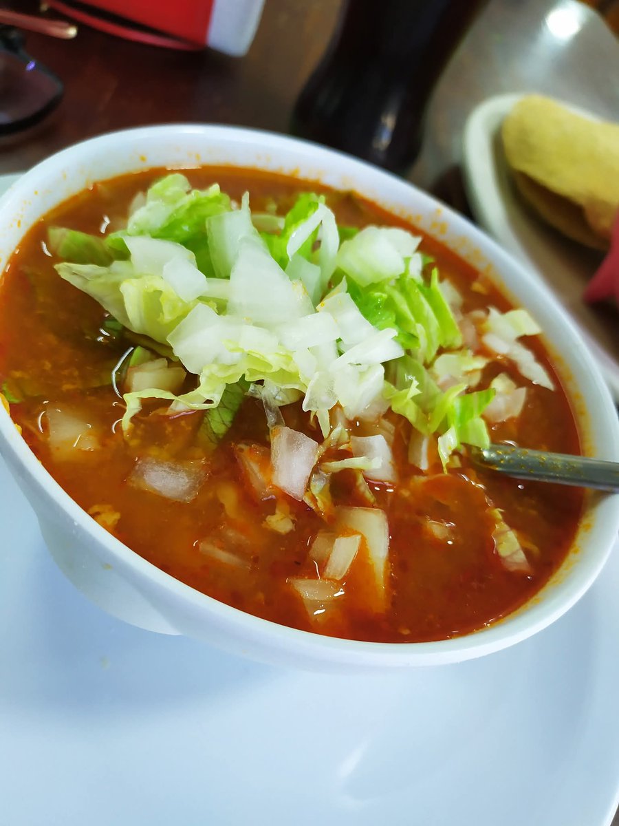 Mientras ustedes se andan peleando por políticos y gobernantes puñetas, yo me chingaré mi ensalada favorita... De pozole!! 🤤🤗