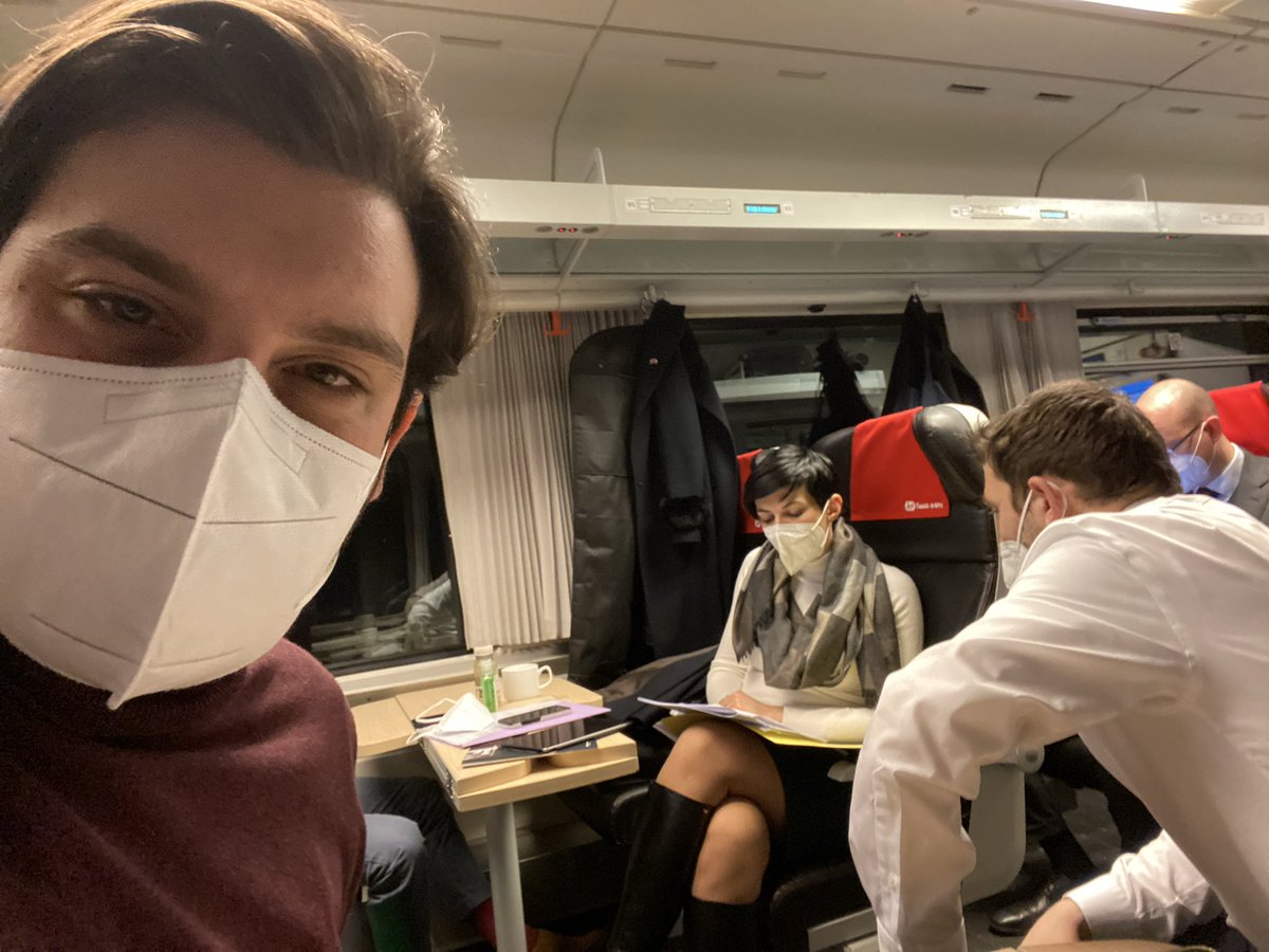 Čtyři roky obviňoval Tomio Okamura <a href="/market_a/">Markéta Pekarová Adamová</a> z papalášství. A pak si přiletí na Slovensko soukromým letadlem. 

Tak jen pro srovnání přikládám dvě fotky, které od sebe dělí čtyři roky. Jak vypadala první zahraniční cesta tehdy vs dnes. 

Dva světy.